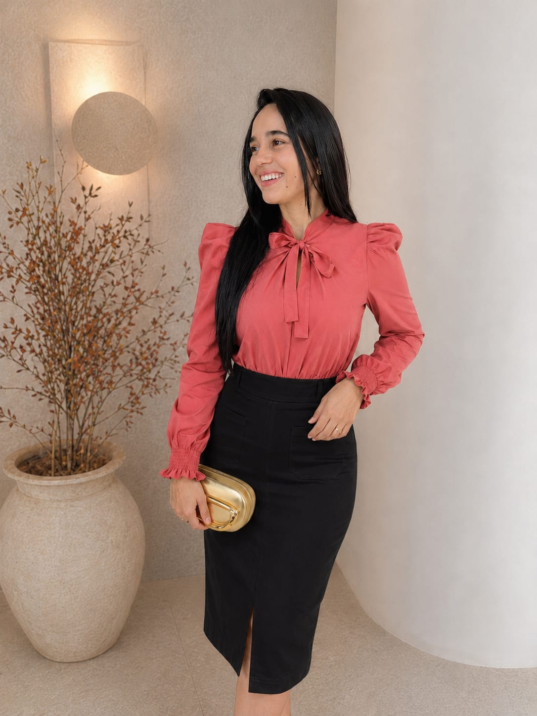 Conjunto Carmim — blusa de laço telha e saia lápis preta